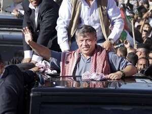 המלך עבדאללה מנופף להמונים. המלך עבדאללה מנופף להמונים.