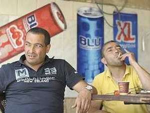 יושבים בבתי קפה בטייבה יושבים בבתי קפה בטייבה