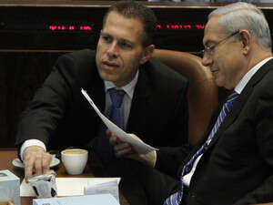 נתניהו וארדן לצד הקוטג' שהונח על שולחנם בכנסת נתניהו וארדן לצד הקוטג' שהונח על שולחנם בכנסת