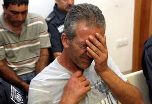 החשודים בהריגה רחמים גויטע, מסתיר את פניו, וטכנאי הגז ישראל דניאל, מאחור, בהארכת מעצרם היום החשודים בהריגה רחמים גויטע, מסתיר את פניו, וטכנאי הגז ישראל דניאל, מאחור, בהארכת מעצרם היום