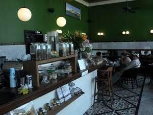 מקושטת בירוק. רוז'ט. מקושטת בירוק. רוז'ט.