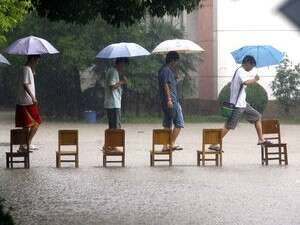 תלמידים הולכים לבית ספר במחוז הוביי המוצף. תלמידים הולכים לבית ספר במחוז הוביי המוצף.