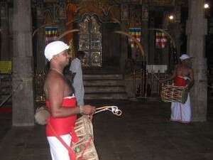 מתופפים במקדש. מתופפים במקדש.