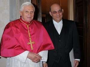 השגריר מרדכי לוי לצידו של האפיפיור הנוכחי בנדיקטוס ה- 16 השגריר מרדכי לוי לצידו של האפיפיור הנוכחי בנדיקטוס ה- 16