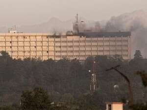 עשן עולה ממלון אינטרקונטיננטל בקאבול אחרי ההתקפה עשן עולה ממלון אינטרקונטיננטל בקאבול אחרי ההתקפה