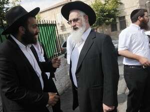 הרב יעקב יוסף בפתח ביתו בירושלים הרב יעקב יוסף בפתח ביתו בירושלים
