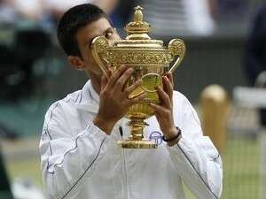 נובאק דיוקוביץ' חוגג עם הגביע הקדוש, הערב נובאק דיוקוביץ' חוגג עם הגביע הקדוש, הערב