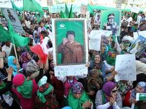 הפגנה של תומכי קדאפי. הפגנה של תומכי קדאפי.