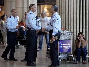 שוטרים בנמל התעופה בן גוריון. העבריין ירצה את עונש המאסר שוטרים בנמל התעופה בן גוריון. העבריין ירצה את עונש המאסר