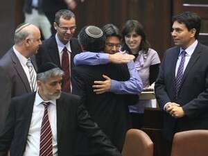 חברי הכנסת אחרי אישור חוק החרם. חוגגים את מיקומם ב חברי הכנסת אחרי אישור חוק החרם. חוגגים את מיקומם ב