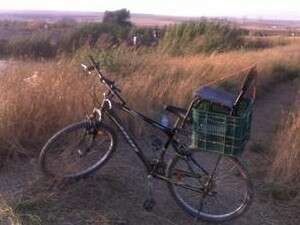 אופניו של זוריק גלוסטיאן ליד מאגר המים אופניו של זוריק גלוסטיאן ליד מאגר המים