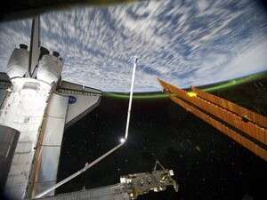 המעבורת אטלנטיס בתחנת החלל. המעבורת אטלנטיס בתחנת החלל.