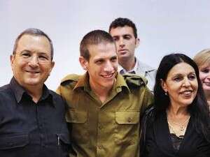 כרמלה מנשה יחד עם החייל הבודד שאימצה, צ'רלס פולק, ושר הביטחון אהוד ברק, אתמול בלשכת הגיוס כרמלה מנשה יחד עם החייל הבודד שאימצה, צ'רלס פולק, ושר הביטחון אהוד ברק, אתמול בלשכת הגיוס