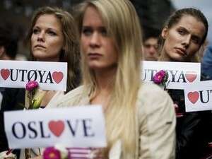 משתתפות בעצרת הזיכרון באוסלו. משתתפות בעצרת הזיכרון באוסלו.