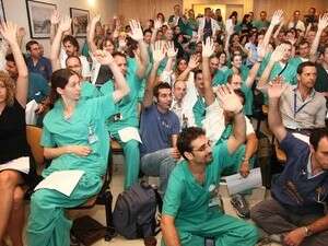 המתמחים חותמים על מכתב ההתפטרות המתמחים חותמים על מכתב ההתפטרות