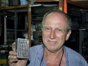 מוני טייטלר עם הטרזיסטור הישן מוני טייטלר עם הטרזיסטור הישן