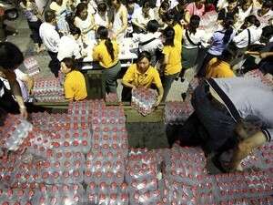 תושבים קונים בקבוקי מים בעקבות הזיהום. תושבים קונים בקבוקי מים בעקבות הזיהום.