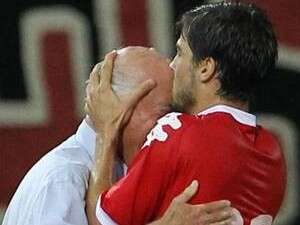 קנדה מנשק את קשטן. נשיקת פרידה? קנדה מנשק את קשטן. נשיקת פרידה?