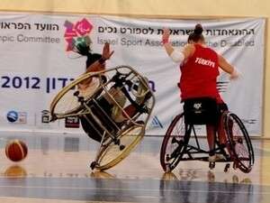 כדורסל בכסאות גלגלים. יהיה שמח כדורסל בכסאות גלגלים. יהיה שמח