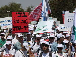 משרד האוצר מתכנן הקפאה בתוספות השכר, מחאת הרופאים. משרד האוצר מתכנן הקפאה בתוספות השכר, מחאת הרופאים.