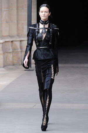 מתכתב עם מות המעצב. קולקציית אלכסנדר מקווין מתכתב עם מות המעצב. קולקציית אלכסנדר מקווין