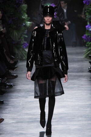 בטי פייג' עם שוט. מתוך תצוגת ז'יבנשי בטי פייג' עם שוט. מתוך תצוגת ז'יבנשי