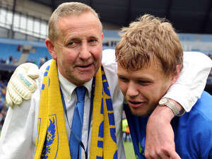 המנג'ר טרי בראון עם השחקן סב בראון המנג'ר טרי בראון עם השחקן סב בראון