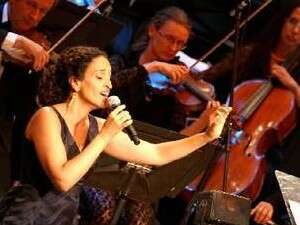 לא חסכה בהדרנים. אחינועם ניני לא חסכה בהדרנים. אחינועם ניני