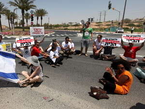 סטודנטים בבאר שבע חוסמים כביש כמחאה על יוקר המחייה סטודנטים בבאר שבע חוסמים כביש כמחאה על יוקר המחייה