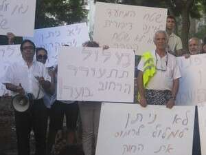 תושבים ברחובות מפגינים נגד ראש העירייה תושבים ברחובות מפגינים נגד ראש העירייה