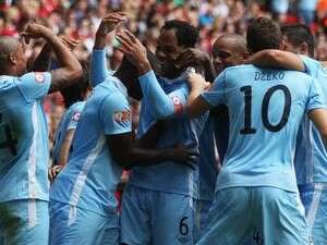 שחקני מנצ'סטר סיטי חוגגים שחקני מנצ'סטר סיטי חוגגים