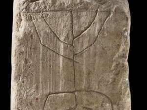 חריטה של מנורת בית המקדש על כלי אבן חריטה של מנורת בית המקדש על כלי אבן