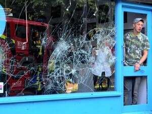 חלון ראווה מנופץ בחנות בלונדון חלון ראווה מנופץ בחנות בלונדון