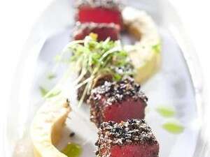 נתחי טונה צרובה נתחי טונה צרובה