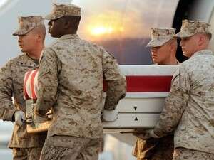 חיילים מורידים את ארונו של אחד ההרוגים במסוק באפגניסטן. חיילים מורידים את ארונו של אחד ההרוגים במסוק באפגניסטן.