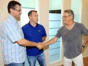 יעקב בוזגלו לוחץ יד לג'ק אנגלידיס, אתמו בפתיחת הבוררות יעקב בוזגלו לוחץ יד לג'ק אנגלידיס, אתמו בפתיחת הבוררות