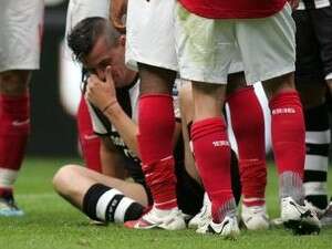 ג'ואי ברטון לאחר שספג את המכה, אתמול ג'ואי ברטון לאחר שספג את המכה, אתמול