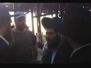 מאבטחים שהוצבו בכניסה לבית הכנסת מאבטחים שהוצבו בכניסה לבית הכנסת