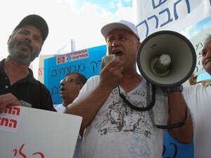 עובדי פרי גליל מפגינים ליד המפעל בחצור הגלילית עובדי פרי גליל מפגינים ליד המפעל בחצור הגלילית