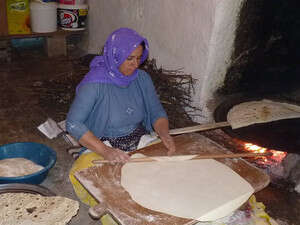 לארח ולבשל לקבוצות של זרים זו עבודה קשה. לארח ולבשל לקבוצות של זרים זו עבודה קשה.