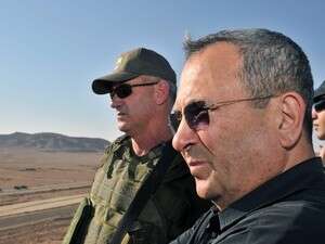 שר הביטחון אהוד ברק עם הרמטכל גנץ בסיור לאחר הפיגוע בדרום שר הביטחון אהוד ברק עם הרמטכל גנץ בסיור לאחר הפיגוע בדרום