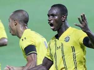 מוסא קאנוטה חוגג. מי זאת הקבוצה הזאת? מוסא קאנוטה חוגג. מי זאת הקבוצה הזאת?