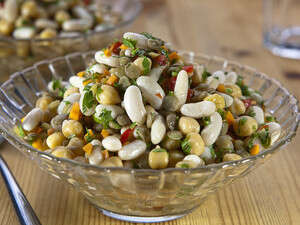 אוכל איכותי, טרי, טעים ובעל נגיעות תוניסאיות. אוג'רא אוכל איכותי, טרי, טעים ובעל נגיעות תוניסאיות. אוג'רא