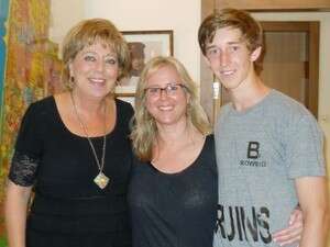 הנרי בייקר עם אימו ליזה ומרים פיירברג הנרי בייקר עם אימו ליזה ומרים פיירברג