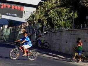 ילדים רוכבים על אופניים. תשמרו על הראש ילדים רוכבים על אופניים. תשמרו על הראש