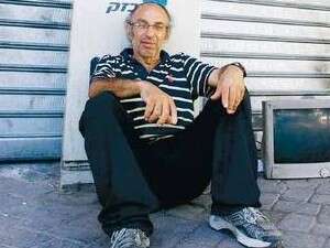 ששון שרה מול המכולת הסגורה ששון שרה מול המכולת הסגורה