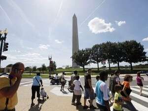 מטיילים ליד אנדרטת וושינגטון אחרי רעידת האדמה. מטיילים ליד אנדרטת וושינגטון אחרי רעידת האדמה.