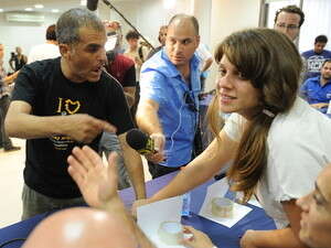 ויכוח בין ליף לבין יושבי מאהל רוטשילד ויכוח בין ליף לבין יושבי מאהל רוטשילד