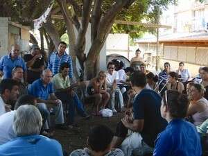 השר איתן במאהל המחאה בחולון השר איתן במאהל המחאה בחולון