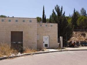 אחת הפינות שהפכו לשירותים מאולתרים אחת הפינות שהפכו לשירותים מאולתרים